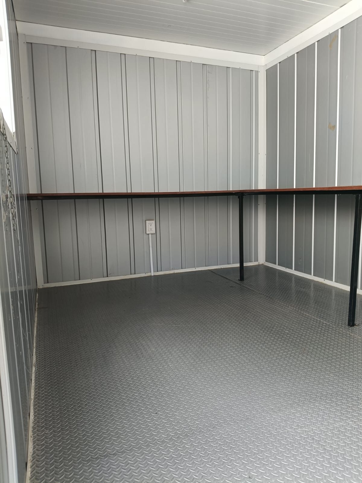 Interior de oficina móvil 8x24 con minisplit y multicontacto