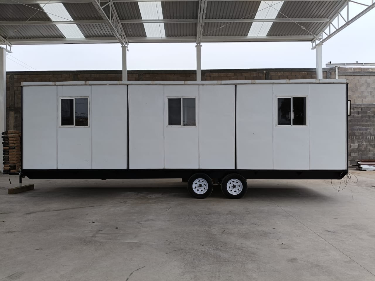 Oficina móvil JORAM 8x32, se aprecian 3 ventanas y doble eje.