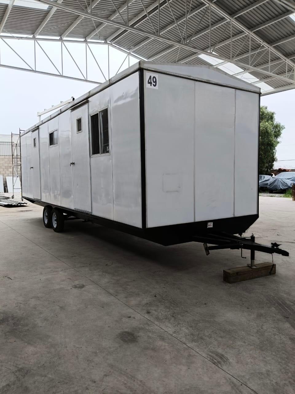 Oficina móvil JORAM 8x32, detallando tirón para remolcar y su gran tamaño.